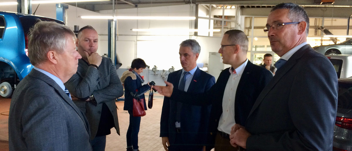 v.l. Torsten Haasch, Hauptgeschäftsführer der IHK Neubrandenburg für das östliche Mecklenburg-Vorpommern; Thomas Feddel, Betriebsleiter Autohaus Kopischke in AT; Jens-Uwe Hopf, Hauptgeschäftsführer der Handwerkskammer Ostmecklenburg-Vorpommern; Peter Kuboth, Geschäftsführer Altentreptower Autohaus Kopischke GmbH und Thomas Besse, Vorsitzender der Geschäftsführung der Neubrandenburger Arbeitsagentur während des Betriebsrundgangs im Autohaus v.l. Torsten Haasch, Hauptgeschäftsführer der IHK Neubrandenburg für das östliche Mecklenburg-Vorpommern; Thomas Feddel, Betriebsleiter Autohaus Kopischke in AT; Jens-Uwe Hopf, Hauptgeschäftsführer der Handwerkskammer Ostmecklenburg-Vorpommern; Peter Kuboth, Geschäftsführer Altentreptower Autohaus Kopischke GmbH und Thomas Besse, Vorsitzender der Geschäftsführung der Neubrandenburger Arbeitsagentur während des Betriebsrundgangs im Autohaus