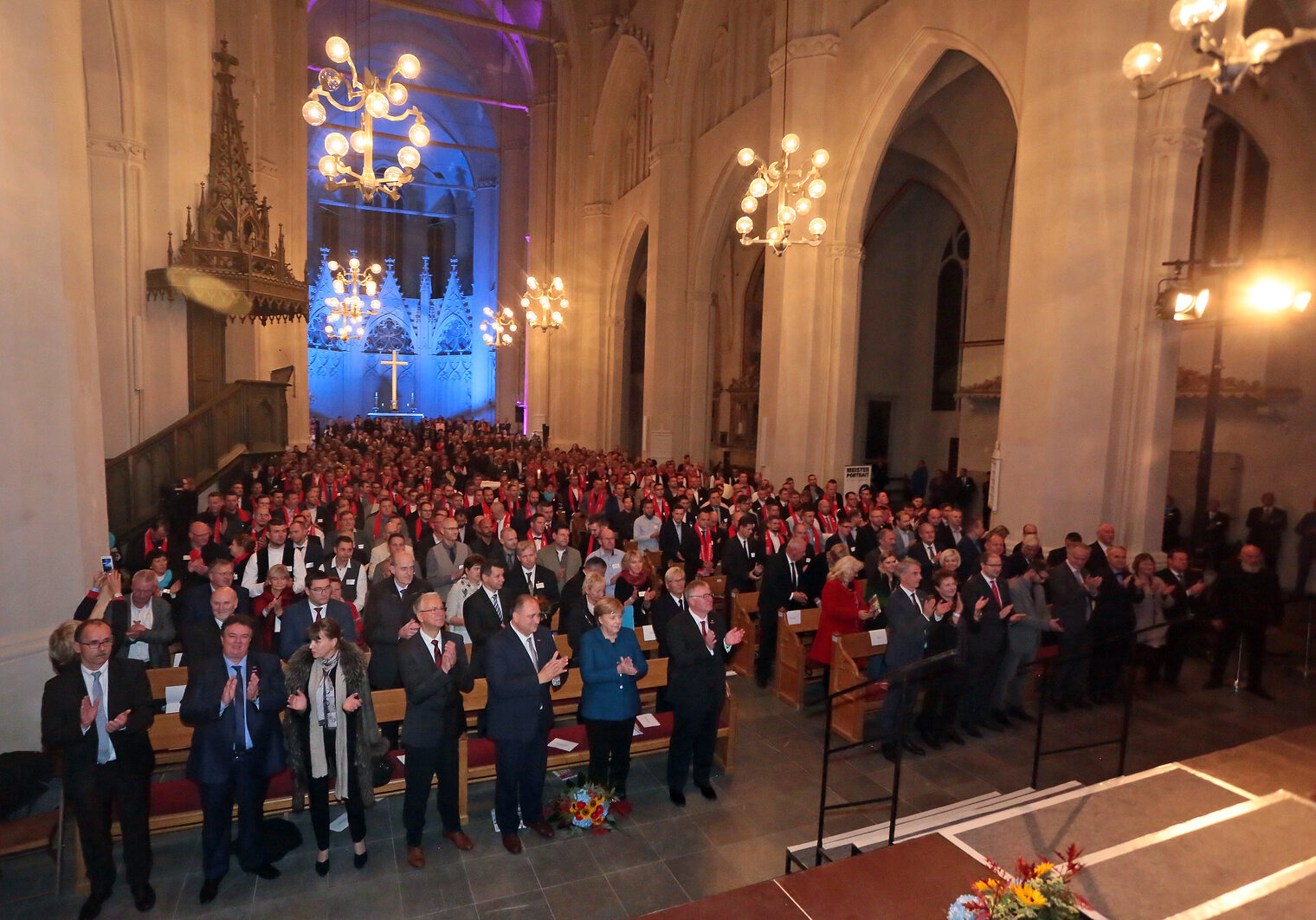 Blick in den Dom mit allen Gästen