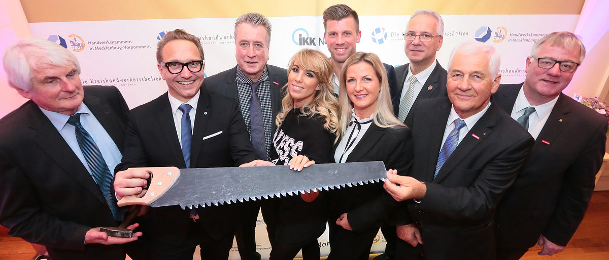 Im Bild v.l.: Eckhard Gauer, Vorsitzender der Landesarbeitsgemeinschaft der KH, Oliver Dunk, Geschäftsführer Radio B 2, Ralf Hermes, Vorstand IKK Nord, Schlagernachwuchsstar Annemarie Eilfeld, Urte und Thomas Rupprath, Staatssekretär Stefan Rudolph, Peter Günther, Präsident der Handwerkskammer Schwerin, und Axel Hochschild, Präsident der Handwerkskammer Ostmecklenburg-Vorpommern. Im Bild v.l.: Eckhard Gauer, Vorsitzender der Landesarbeitsgemeinschaft der KH, Oliver Dunk, Geschäftsführer Radio B 2, Ralf Hermes, Vorstand IKK Nord, Schlagernachwuchsstar Annemarie Eilfeld, Urte und Thomas Rupprath, Staatssekretär Stefan Rudolph, Peter Günther, Präsident der Handwerkskammer Schwerin, und Axel Hochschild, Präsident der Handwerkskammer Ostmecklenburg-Vorpommern.