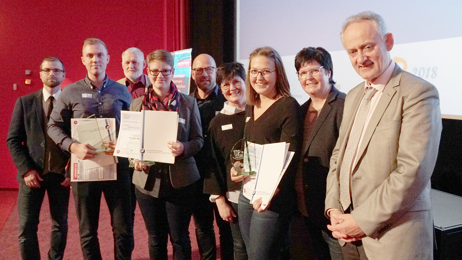 Die drei Erstplatzierten und ihre Ausbildungsbetriebe freuen sich über ihren Erfolg. Vizepräsident Roost (HWK OMV) und Hauptgeschäftsführer Hummelsheim (HWK SN) gratulieren.