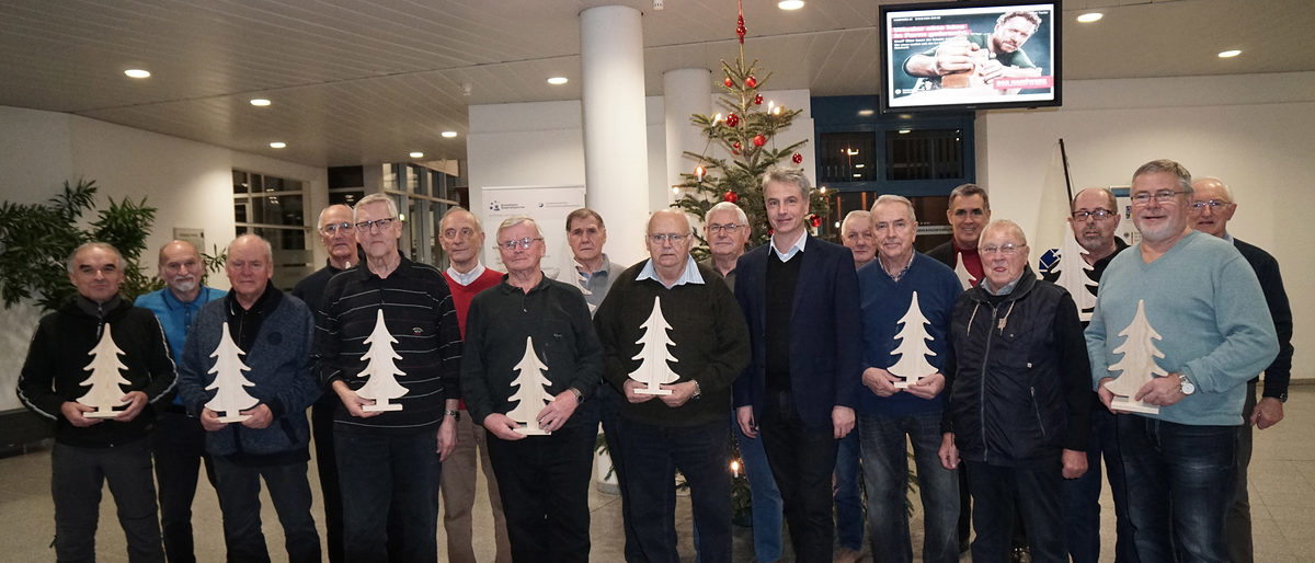 Mitglieder des Bäckerchores mit handwerklichen Weihnachtsgrüßen Mitglieder des Bäckerchores mit handwerklichen Weihnachtsgrüßen