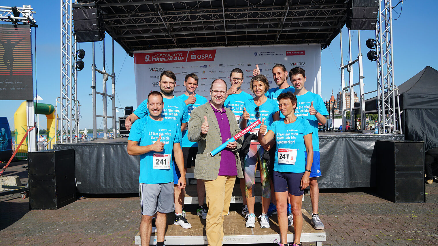 Die beiden Teams der Handwerkskammer Ostmecklenburg-Vorpommern mit Vizepräsident Jens Meinert.