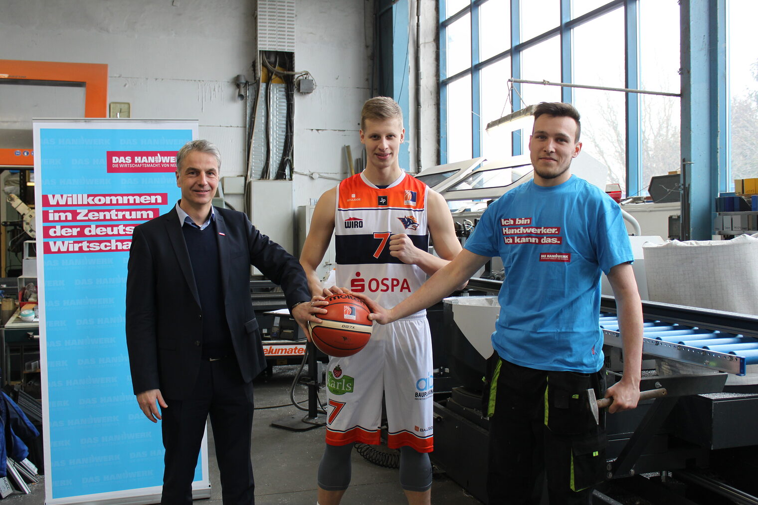 Jens-Uwe Hopf (Hauptgeschäftsführer HWK OMV) und Dennis Teucher (Seawolves) mit einem Mitarbeiter der Firma Metallbau Kettner