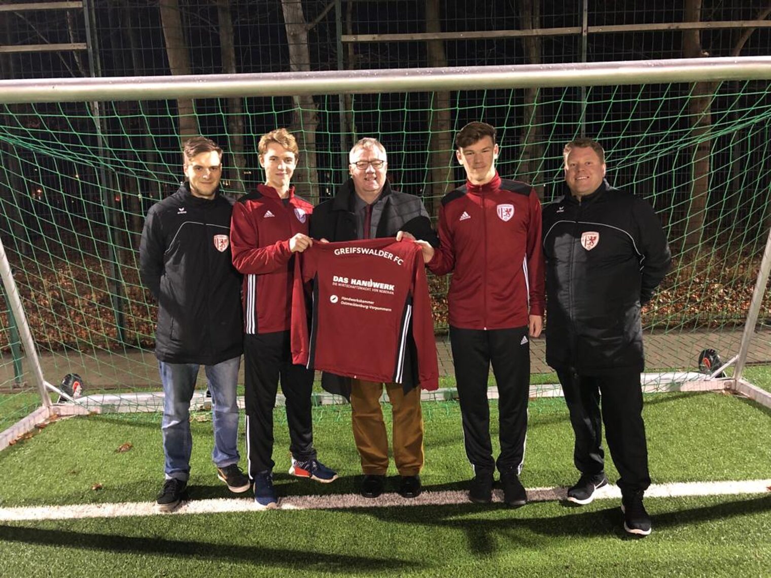 Axel Hochschild (3.vl, Präsident der HWK OMV) und Stefan Kroos (Sportlicher Leiter Nachwuchs) mit Spielern der B-Jugend des Greifswalder FC