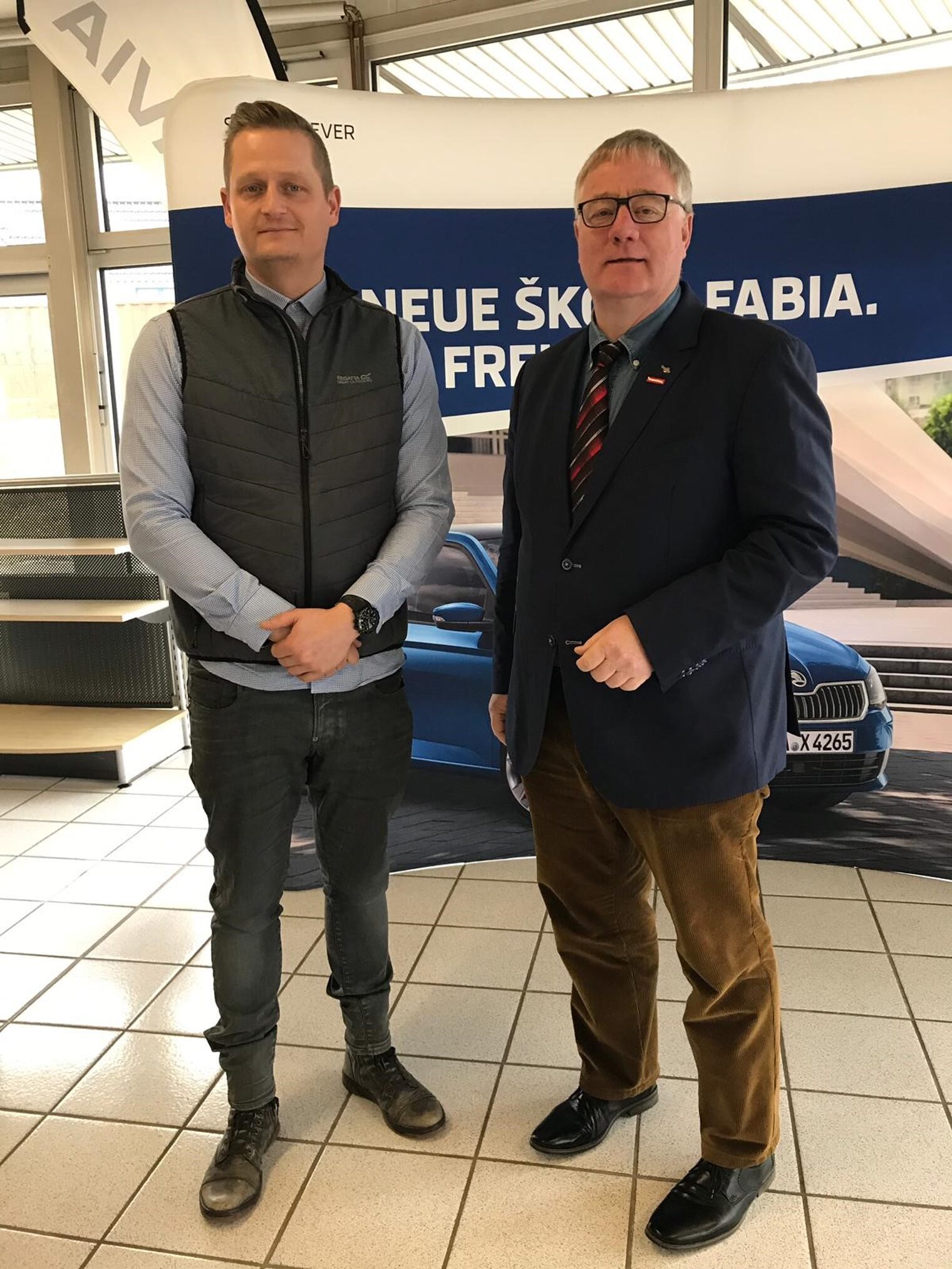 Axel Hochschild, Präsident der Handwerkskammer Ostmecklenburg-Vorpommern (rechts) mit Markus Behm, Geschäftsführer Autohaus Behm GmbH in Neubrandenburg