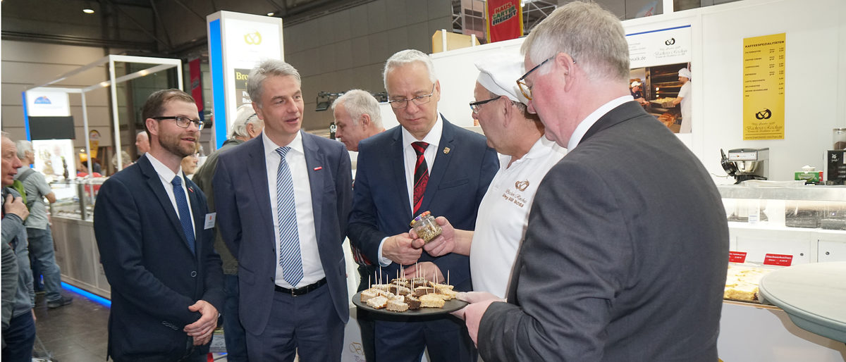 Jens Rost (Vizepräsident HWK OMV), Jens-Uwe Hopf (Hauptgeschäftsführer HWK OMV), Dr. Stefan Rudolph (Staatssekretär Wirtschaftsministerium MV), Jörg Reichau (Bäckerei Reichau), Axel Hochschild (Präsident HWK OMV) Jens Rost (Vizepräsident HWK OMV), Jens-Uwe Hopf (Hauptgeschäftsführer HWK OMV), Dr. Stefan Rudolph (Staatssekretär Wirtschaftsministerium MV), Jörg Reichau (Bäckerei Reichau), Axel Hochschild (Präsident HWK OMV)