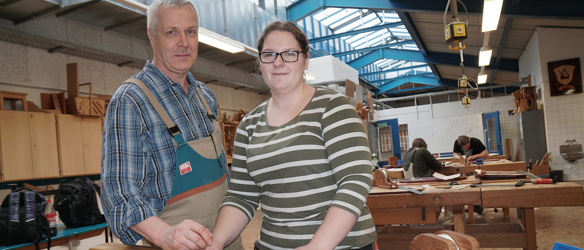 Tischlermeister André Pett (Ausbilder im HBZ Rostock) und Anna-Sabrina Radicke Tischlermeister André Pett (Ausbilder im HBZ Rostock) und Anna-Sabrina Radicke