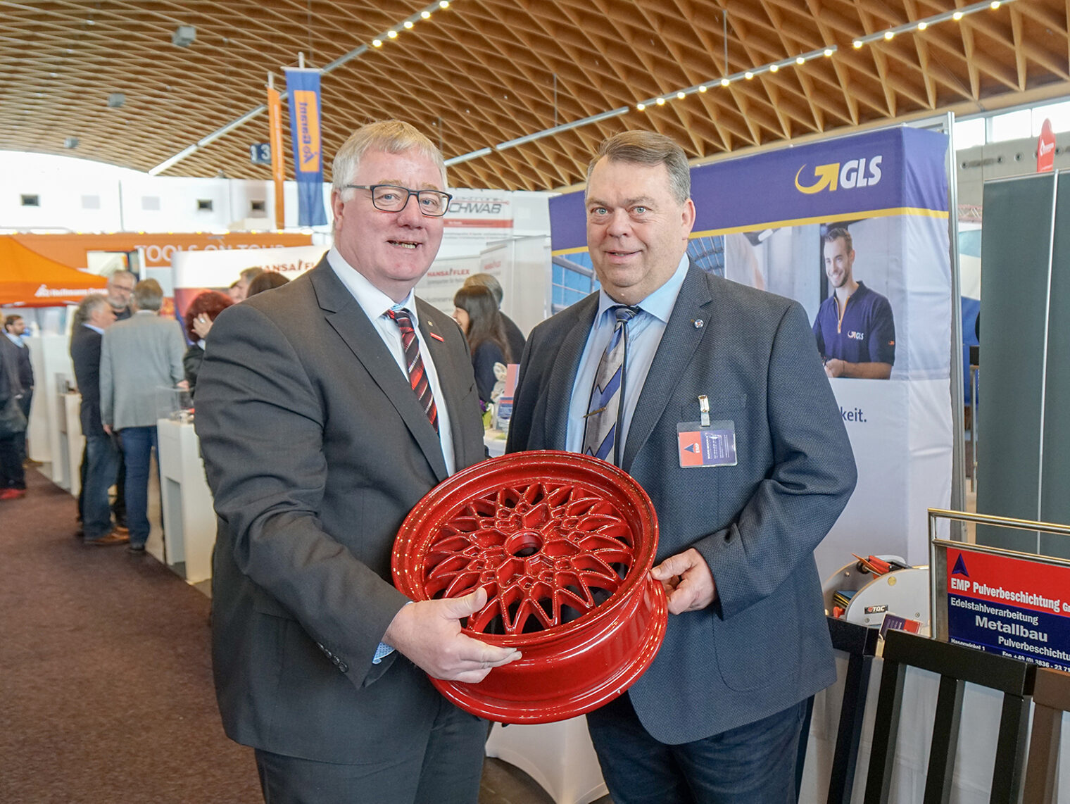 Präsident der Handwerkskammer OMV Axel Hochschild mit dem Pulverbeschichtungsexperten Mario Michalk, Geschäftsführer der EMP Pulverbeschichtung GmbH