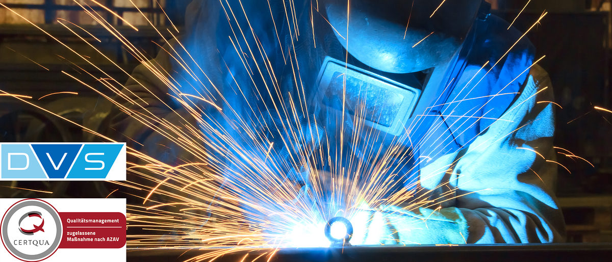 schweißer, schweißen, schweißarbeiter, schweissen, schweisser, handwerker, industrie, arbeiter, arbeitsplatz, arbeitssicherheit, fabrik, funken, funkenflug, handwerk, metallarbeiter, metaller, schlosser, sicherheit, stahl, stahlarbeiter, stahlindustrie, facharbeiter, verbindung, verbrennen, beruf, genossenschaft, unfall, gefährlich, gefahr, feuer, metall, technologie, metallindustrie, maschinenbau, industriearbeiter, baustelle, business, werkstatt, fachkräfte, meister, verarbeitung, herstellung, verbinden, eisen, werkzeug, metallbau, job, konstruktion, gewerkschaft, monteur