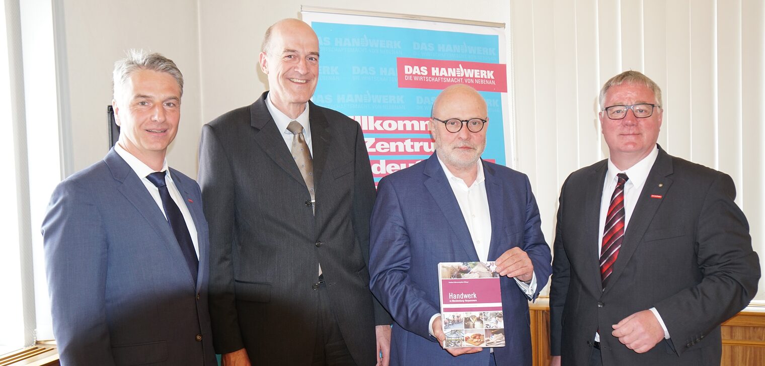 Jens-Uwe Hopf (Hauptgeschäftsführer), Stephan Mücke (WiMi MV), Joachim Garrecht (BMWI), Axel Hochschild (Präsident)