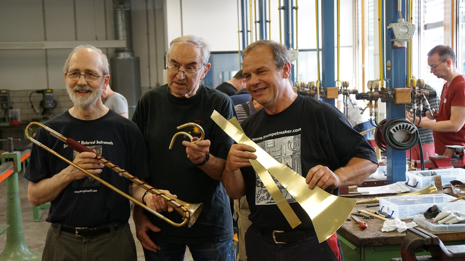 Der Kurs findet unter Anleitung von Prof. Richard Seraphinoff (USA), Robert Barclay (Kanada) und Musikinstrumentenbaumeister Michael Münkwitz statt.