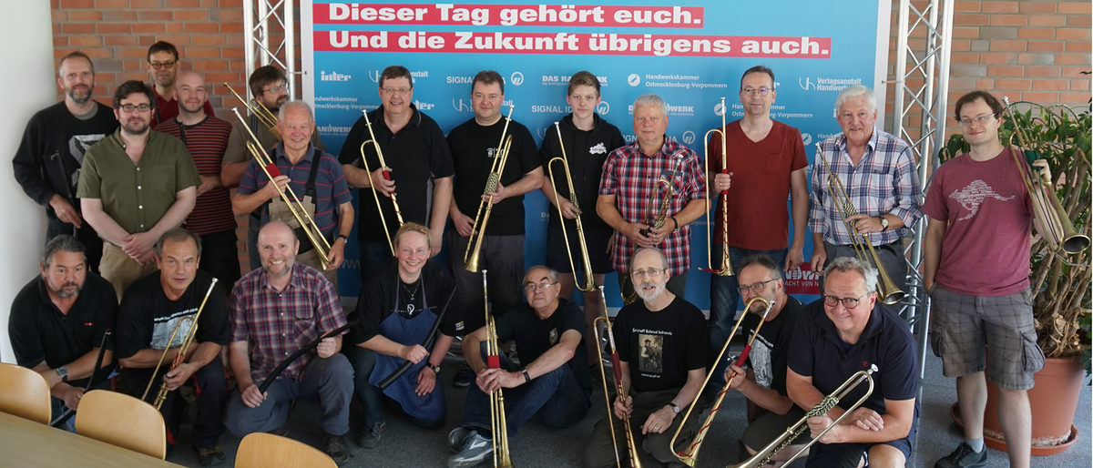 Gruppenbild mit allen Teilnehmern und ihren Instrumenten Gruppenbild mit allen Teilnehmern und ihren Instrumenten
