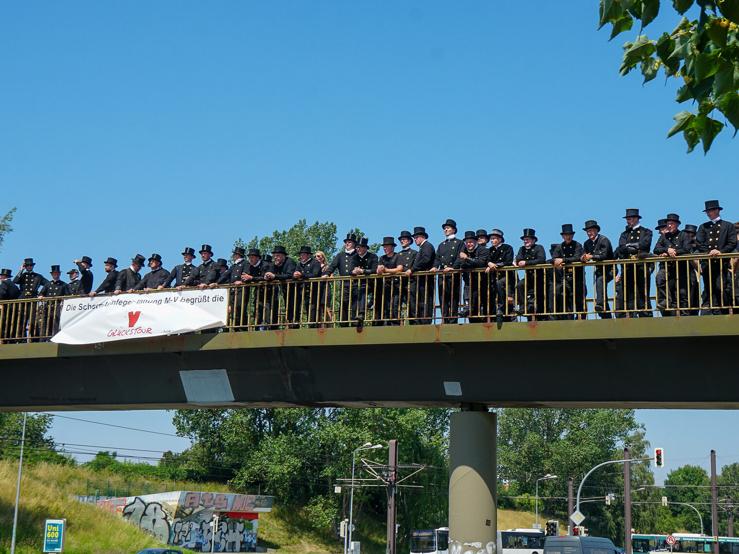 Schornsteinfeger auf der Brücke neben der Stadthalle