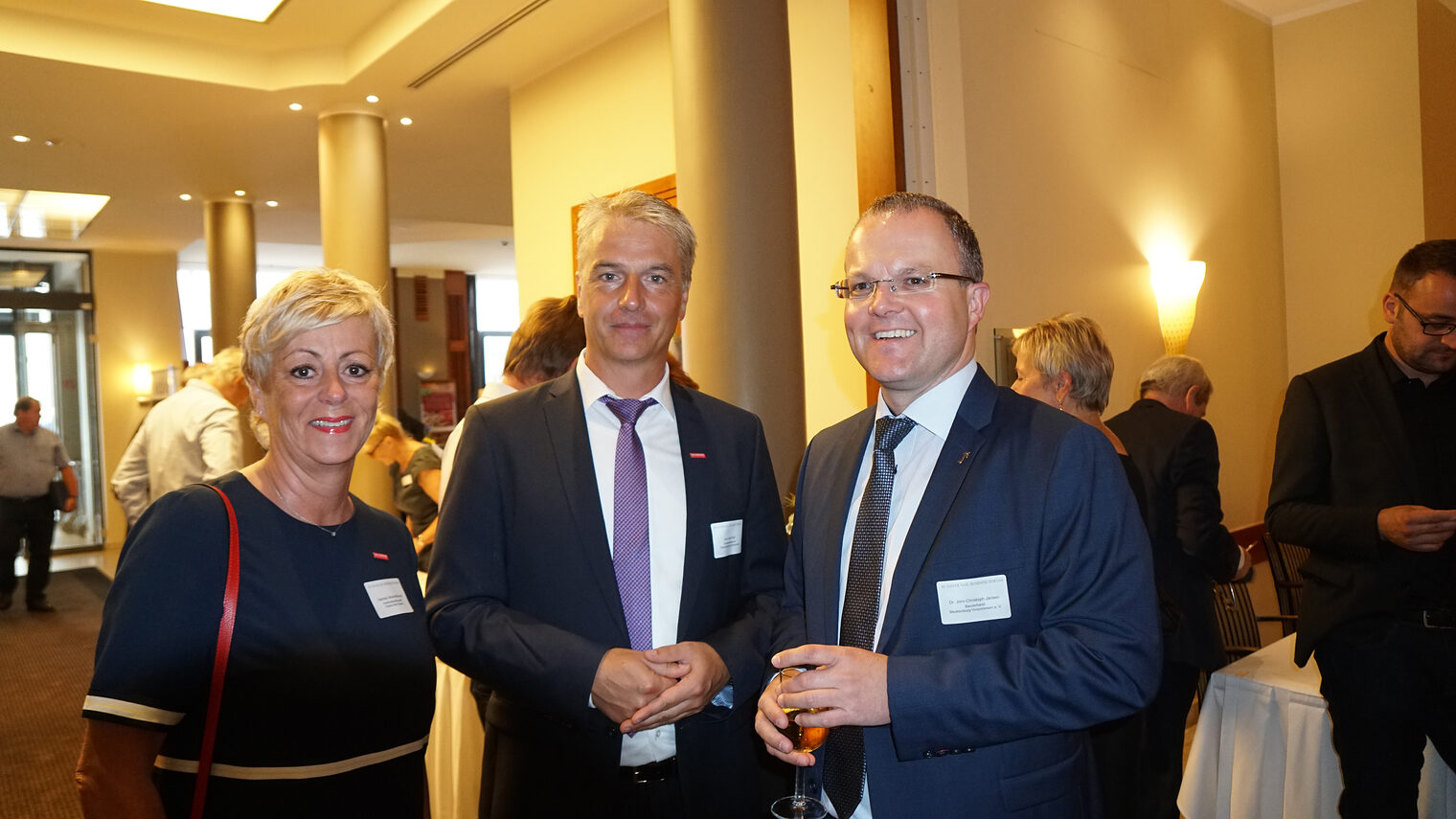 Gabriela Glävke-Münkwitz (Geschäftsführerin KH HRO-DBR), Jens-Uwe Hopf (Hauptgeschäftsführer HWK OMV), Dr. Jörn-Christoph Jansen (Bauverband MV e.V.)