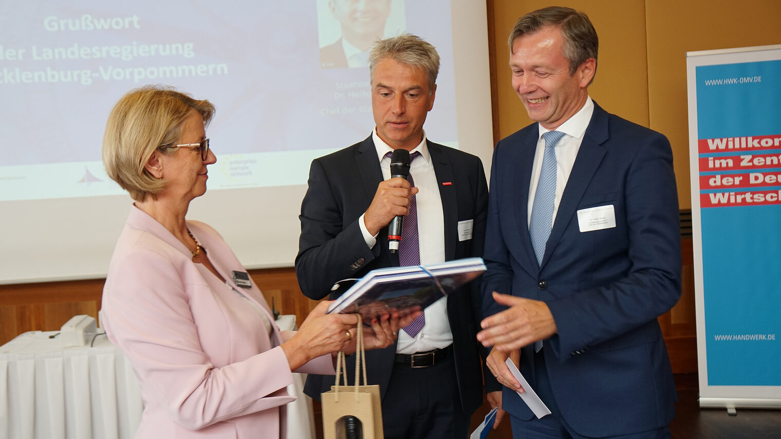 Manuela Balan (Unternehmerverband), Jens-Uwe Hopf (Hauptgeschäftsführer HWK OMV), Dr. Heiko Geue (Chef der Staatskanzlei)