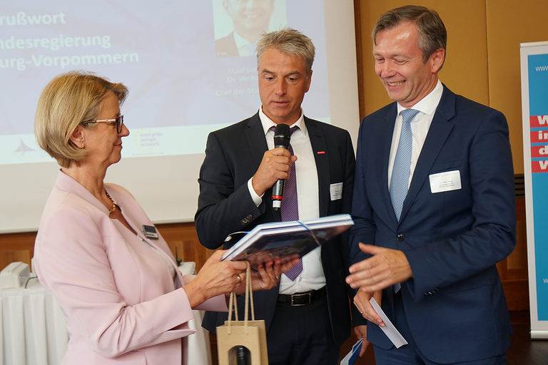 Manuela Balan (Unternehmerverband), Jens-Uwe Hopf (Hauptgeschäftsführer HWK OMV), Dr. Heiko Geue (Chef der Staatskanzlei)