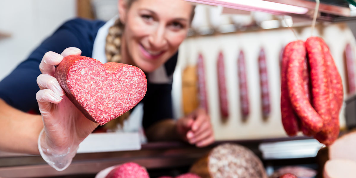 Sales woman in meat shop showing a heart shaped sausage to customer Schlagwort(e): Butcher, salami, butchery, woman, Meat, sausages, food, raw, sausage, Butchers shop, shop, Business, Store, Retail, Heart shaped, heart, occupation, working, work, shop assistant, assistant, salesperson, saleswoman, sale, selling, groceries, sell, Display, counter, showing, glass, fresh, smoked, good, Caucasian, nutrition, People, person, uniform, Germany, German, Crop, close-up, butcher, salami, butchery, woman, meat, sausages, food, raw, sausage, butchers shop, shop, business, store, retail, heart shaped, heart, occupation, working, work, shop assistant, assistant, salesperson, saleswoman, sale, selling, groceries, sell, display, counter, showing, glass, fresh, smoked, good, caucasian, nutrition, people, person, uniform, germany, german, crop, close-up