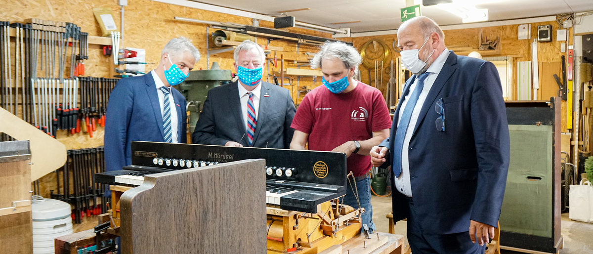 Jens-Uwe Hopf (Hauptgeschäftsführer HWK OMV), Axel Hochschild (Präsident HWK OMV), Johann-Gottfried Schmidt (Unternehmen "Historische Tasteninstrumente"), Harry Glawe (Wirtschaftsminister MV) Jens-Uwe Hopf (Hauptgeschäftsführer HWK OMV), Axel Hochschild (Präsident HWK OMV), Johann-Gottfried Schmidt (Unternehmen "Historische Tasteninstrumente"), Harry Glawe (Wirtschaftsminister MV)