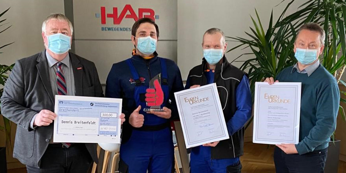 Axel Hochschild (Präsident der HWK OM-V), Dennis Breitenfeldt, Ausbilder, Andreas Pörsch (GF HAB Wusterhusen) Axel Hochschild (Präsident der HWK OM-V), Dennis Breitenfeldt, Ausbilder, Andreas Pörsch (GF HAB Wusterhusen)