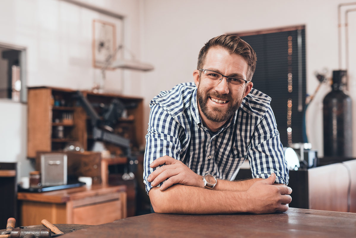 Portrait of a smiling young jeweler leaning on a bench in a workshop full of tools and jewelry making equipment Schlagwort(e): adult, artisan, casual, caucasian, concentration, content, copy space, craft, crafting, craftsmanship, creative, cropped, designer, entrepreneur, equipment, expertise, fixing, glasses, handicraft, handiwork, handmade, happy, horizontal, industry, inside, jeweler, jewelry, jewelry design, job, leaning, looking, making, male, manufacturing, men, occupation, one, person, portrait, positivity, profession, skilled, small business, smiling, tools, workbench, working, workmanship, workshop, young, adult, artisan, casual, caucasian, concentration, content, copy space, craft, crafting, craftsmanship, creative, cropped, designer, entrepreneur, equipment, expertise, fixing, glasses, handicraft, handiwork, handmade, happy, horizontal, industry, inside, jeweler, jewelry, jewelry design, job, leaning, looking, making, male, manufacturing, men, occupation, one, person, portrait, positivity, profession, skilled, small business, smiling, tools, workbench, working, workmanship, workshop, young