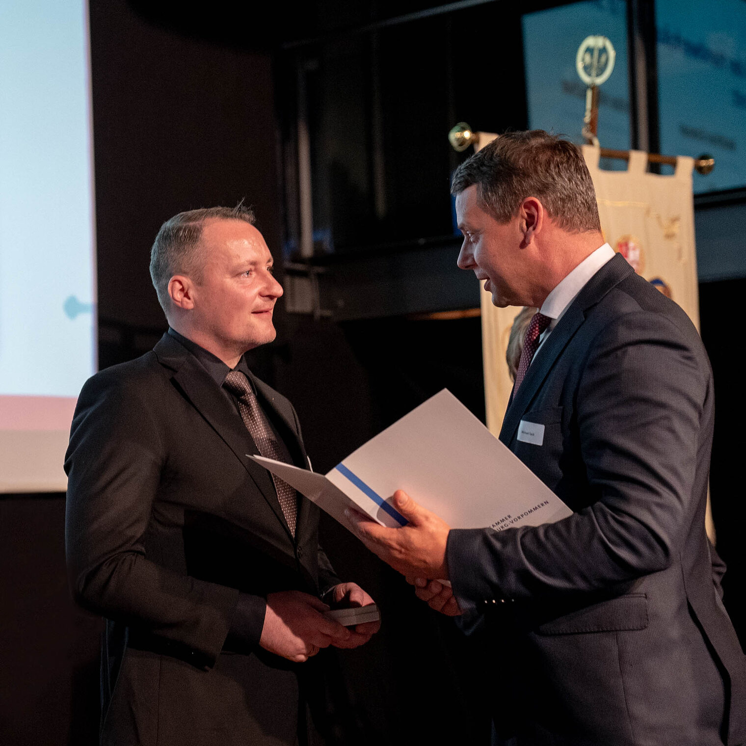 Matthias Grenzer aus Rostock war von 2011 bis 2016 stellv. Obermeister der Bäcker- und Konditoreninnung Mecklenburg-Mitte. Die Innungsmitglieder wählten ihn 2016 zum Obermeister. Aufgrund seiner hohen fachlichen Erfahrungen wurde er 2018 zum Landesinnungsmeister gewählt. Als Kreishandwerksmeister vertritt er seit fast zehn Jahren die Interessen aller Innungsmitglieder der Kreishandwerkerschaft Rostock - Bad Doberan. In den Gremien der Handwerkskammer wird er als Vollversammlungsmitglied sowie Mitglied des Berufsbildungsausschusses sehr geschätzt. Projekte wie die Unterstützung von Soldaten, die im Ausland stationiert sind, in der Weihnachtszeit oder die Aktion ¿5000 Brote ¿ Konfis backen Brot für die Welt¿ unterstützt er seit vielen Jahren.