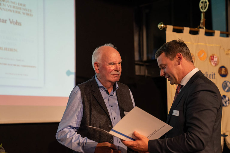 Herr Lothar Vohs aus Neubrandenburg war viele Jahre als stellvertretender bzw. als Vorsitzender der Meisterprüfungsausschüsse Maurer und Betonbauer sowie Zimmerer tätig. Diese Arbeit übernahm er an beiden Hauptverwaltungssitzen der Handwerkskammer. Sein Anliegen war es dabei immer, mit Sachlichkeit, Kompetenz und in kooperativer Arbeit aller an der Bildung Beteiligten den fachlichen Nachwuchs voranzubringen. Dabei wurde er als stets offener, hilfsbereiter und teamorientierter Ehrenamtsträger geschätzt.