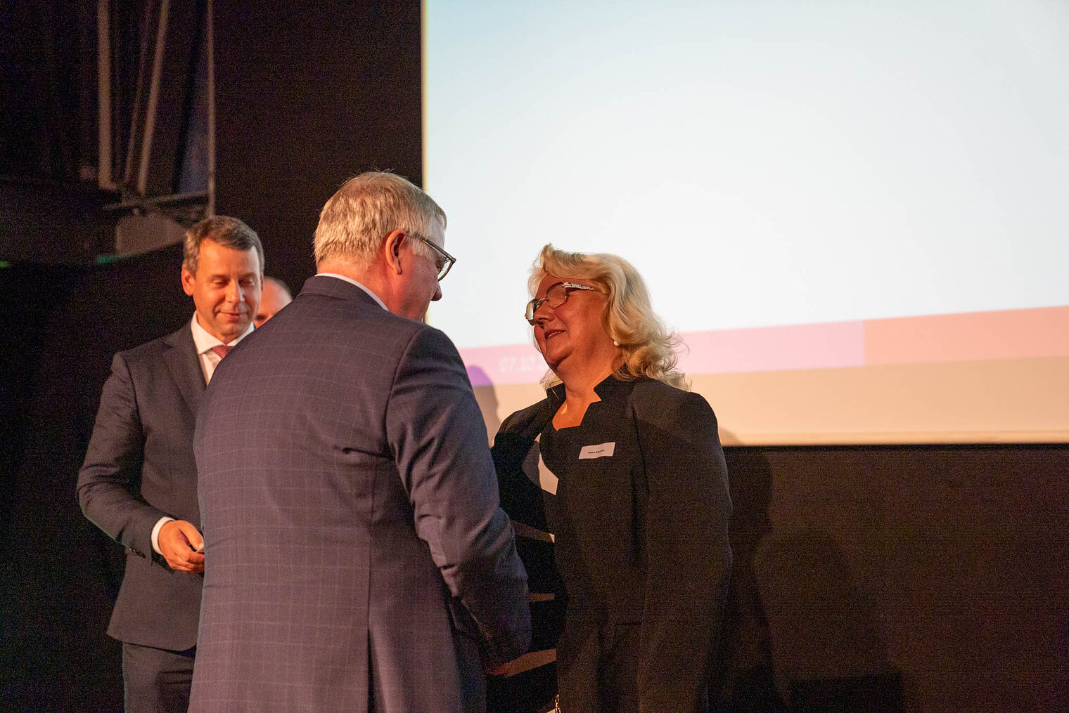 Präsident der HWK OMV Axel Hochschild gratuliert Augenoptikermeisterin Petra Koester