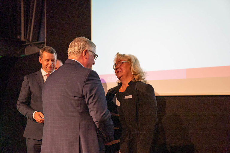Präsident der HWK OMV Axel Hochschild gratuliert Augenoptikermeisterin Petra Koester