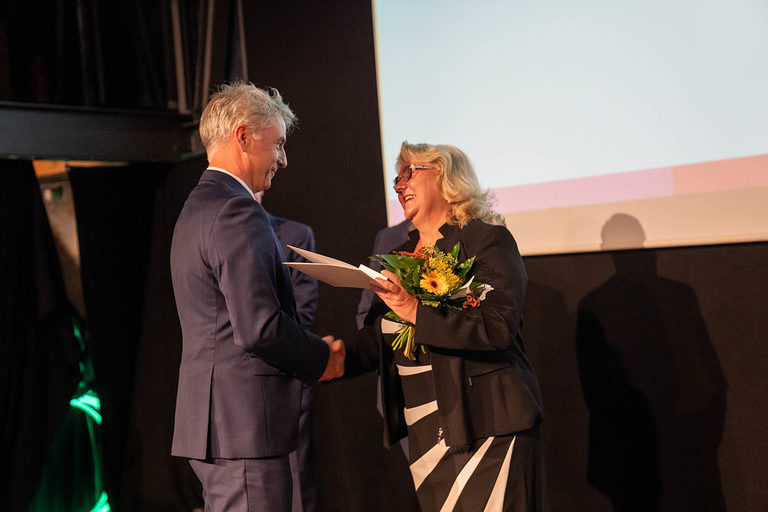Hauptgeschäftsführer der HWK OMV Jens-Uwe Hopf gratuliert Augenoptikermeisterin Petra Koester