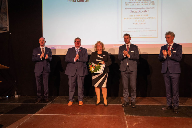 Handwerksunternehmerin Petra Koester führt seit 40 Jahren erfolgreich ihren Augenoptikerbetrieb in Stralsund. Die fachliche Aus- und Weiterbildung in hoher Qualität gehört für sie zur festen Unternehmensphilosophie. So wurden in dem Handwerksbetrieb nach der Wende 14 Jugendliche ausgebildet. Viele der ehemaligen Lehrlinge sind heute selbst Meister/in ihres Fachs. Neben dem komplexen fachlichen Wissen und Können, der Vermittlung neuester Techniken und Technologien sowie Kenntnissen im Design und der Ästhetik gibt Petra Koester ihre eigene Maxime auch an ihre Mitarbeiter weiter: ¿Es gibt nichts, was nicht geht. Schon die Azubis müssen lernen, lösungsorientiert und flexibel zu arbeiten¿. 