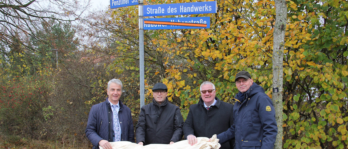 von links: Jens-Uwe Hopf (Hauptgeschäftsführer HWK OM-V), Andreas Grund (Bürgermeister Neustrelitz), Axel Hochschild (Präsident HWK OM-V), Karsten Rohde (Dezernent für Stadtentwicklung und Bau) von links: Jens-Uwe Hopf (Hauptgeschäftsführer HWK OM-V), Andreas Grund (Bürgermeister Neustrelitz), Axel Hochschild (Präsident HWK OM-V), Karsten Rohde (Dezernent für Stadtentwicklung und Bau)