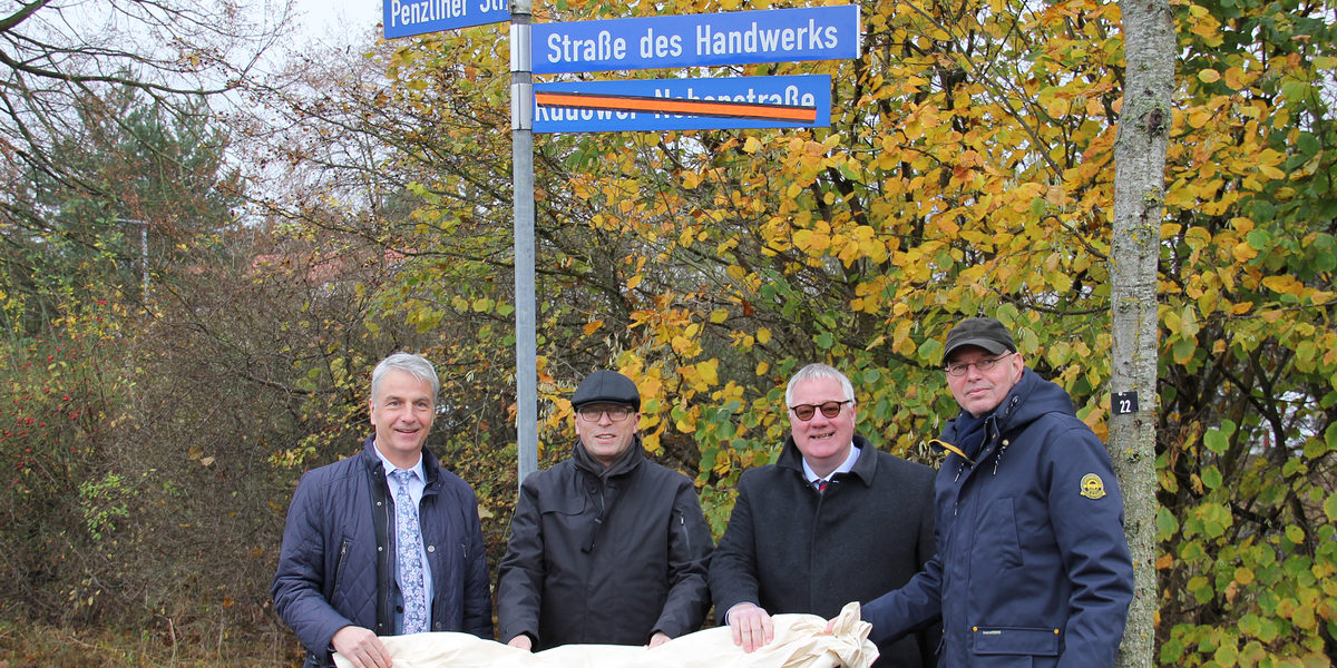 von links: Jens-Uwe Hopf (Hauptgeschäftsführer HWK OM-V), Andreas Grund (Bürgermeister Neustrelitz), Axel Hochschild (Präsident HWK OM-V), Karsten Rohde (Dezernent für Stadtentwicklung und Bau)