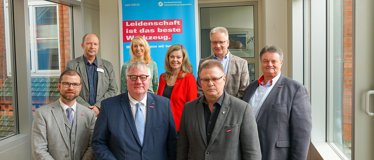 Präsident Axel Hochschild mit Vizepräsident AG Jörg Monser (rechts) und Vizepräsident AN Jens Roost (links); dahinter v.l.: Dirk Runow, Beatrice Troyke, Ines Tietböhl, Henryk Ott und Rainer Bauer; nicht auf dem Foto: Heiko Middelhuß Präsident Axel Hochschild mit Vizepräsident AG Jörg Monser (rechts) und Vizepräsident AN Jens Roost (links); dahinter v.l.: Dirk Runow, Beatrice Troyke, Ines Tietböhl, Henryk Ott und Rainer Bauer; nicht auf dem Foto: Heiko Middelhuß
