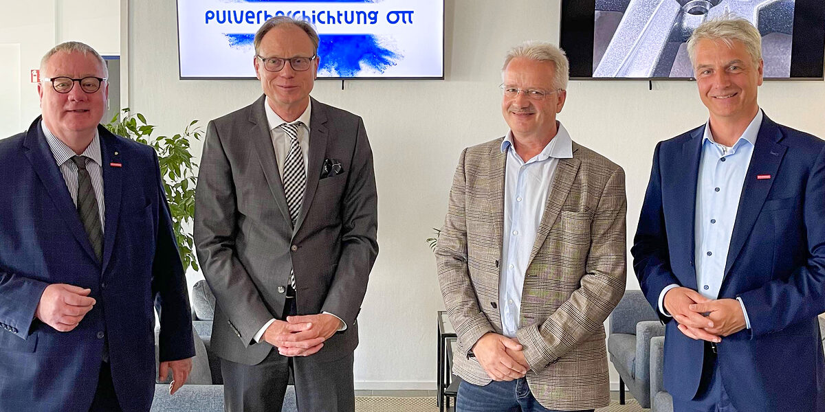HWK-Präsident Axel Hochschild, Staatssekretär Jochen Schulte vom Wirtschaftsministerium MV, GF Henryk Ott von der Metallbau Ott GmbH und HWK-Hauptgeschäftsführer Jens-Uwe Hopf (v.l.) HWK-Präsident Axel Hochschild, Staatssekretär Jochen Schulte vom Wirtschaftsministerium MV, GF Henryk Ott von der Metallbau Ott GmbH und HWK-Hauptgeschäftsführer Jens-Uwe Hopf (v.l.)