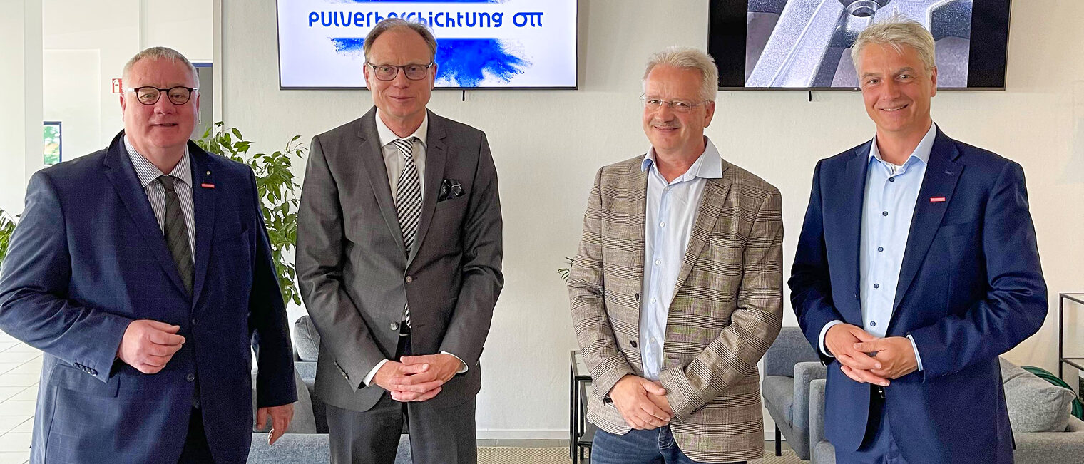 HWK-Präsident Axel Hochschild, Staatssekretär Jochen Schulte vom Wirtschaftsministerium MV, GF Henryk Ott von der Metallbau Ott GmbH und HWK-Hauptgeschäftsführer Jens-Uwe Hopf (v.l.) HWK-Präsident Axel Hochschild, Staatssekretär Jochen Schulte vom Wirtschaftsministerium MV, GF Henryk Ott von der Metallbau Ott GmbH und HWK-Hauptgeschäftsführer Jens-Uwe Hopf (v.l.)