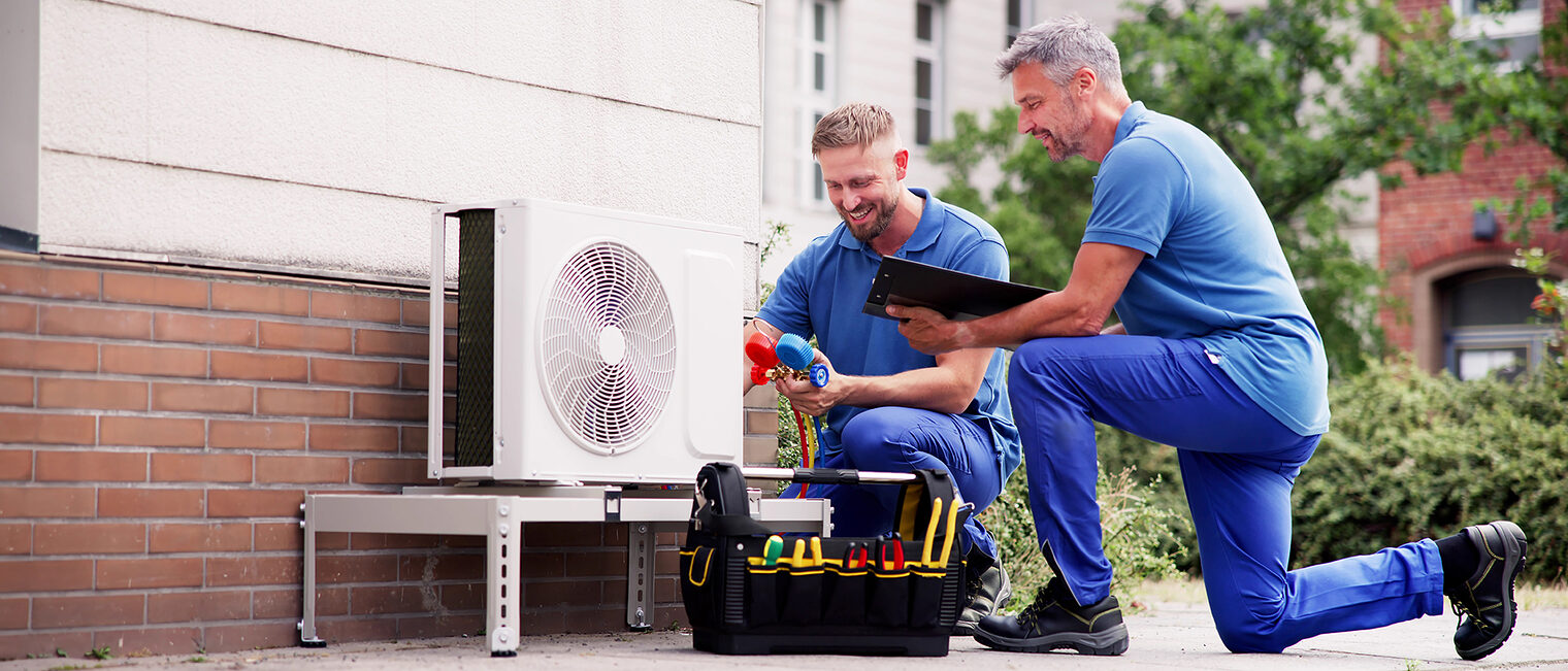 Wärmepumpe, Industrial Air Conditioning Technician. HVAC Cooling System Repair Schlagwort(e): air, conditioning, ac, technician, system, unit, repair, hvac, man, maintenance, industrial, conditioner, condition, check, refrigeration, heat, control, service, electric, pump, business, filling, condenser, cooling, detection, people, electrical, 2, concept, mature
