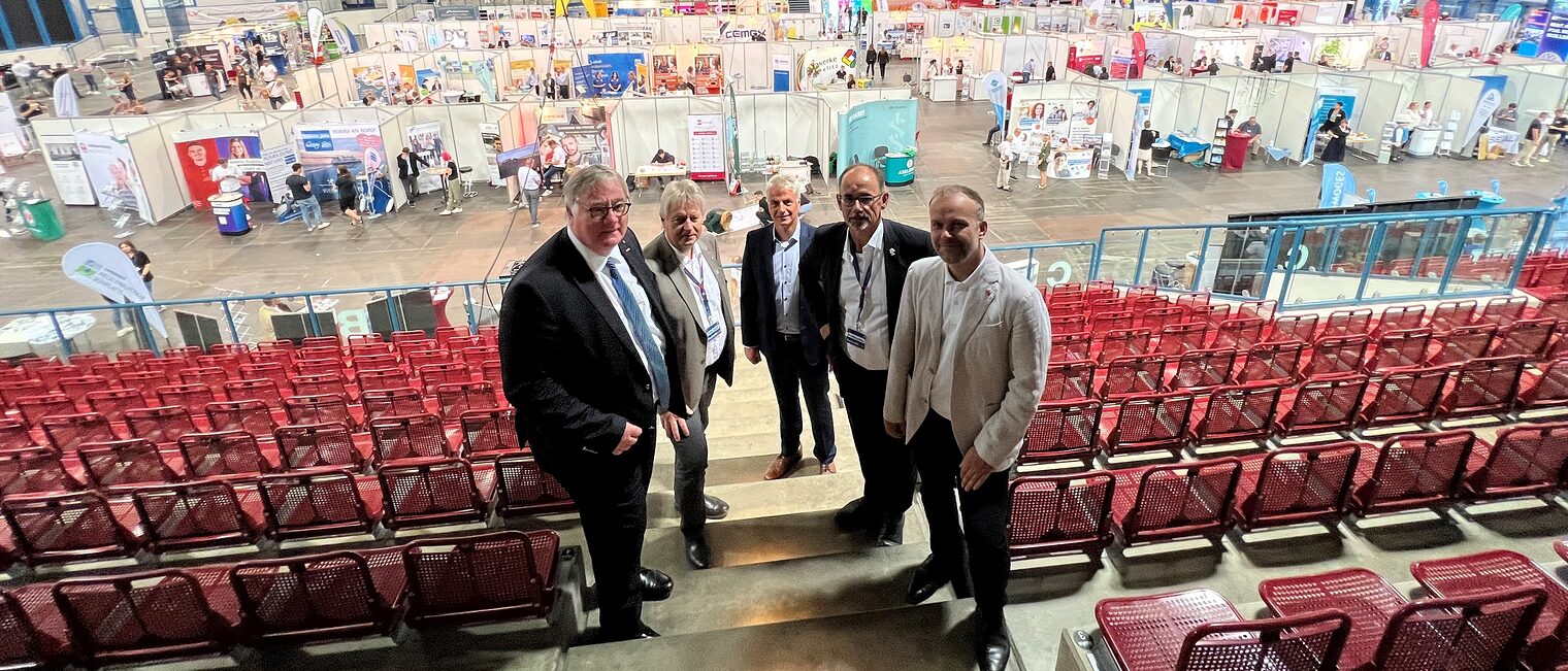 Axel Hochschild (Präsident HWK OM-V), Torsten Haasch (Hauptgeschäftsführer (IHK NB), Jens-Uwe Hopf (Hauptgeschäftsführer HWK OM-V), Dr. Wolfgang Blank (Präsident IHK NB), Silvio Witt (Oberbürgermeister NB)
