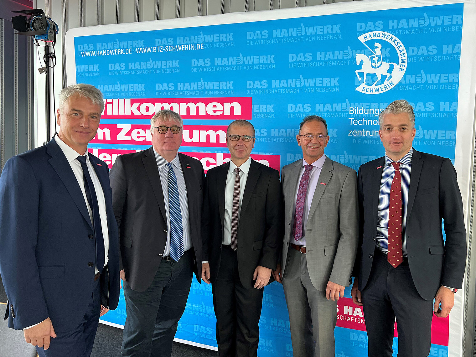 Jens-Uwe Hopf (Hauptgeschäftsführer HWK OM-V), Axel Hochschild (Präsident HWK OM-V), Frank Junge (MdB), Uwe Lange (Präsident HWK SN), Dr. Gunnar Pohl (Hauptgeschäftsführer HWK SN)