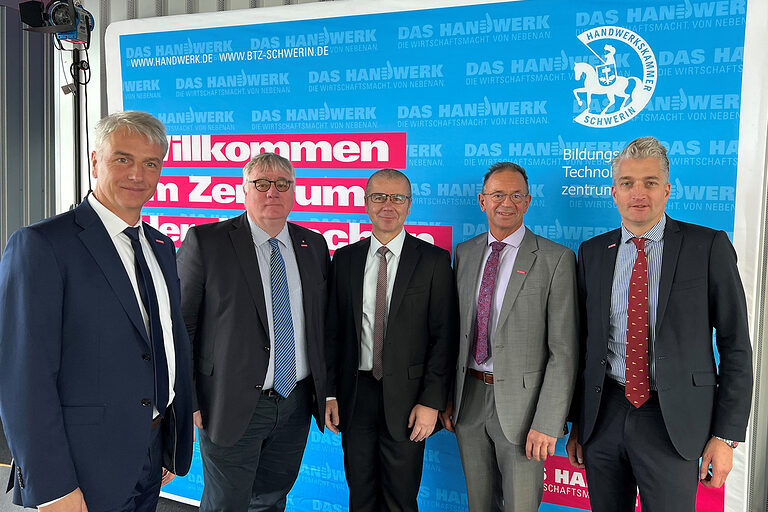 Jens-Uwe Hopf (Hauptgeschäftsführer HWK OM-V), Axel Hochschild (Präsident HWK OM-V), Frank Junge (MdB), Uwe Lange (Präsident HWK SN), Dr. Gunnar Pohl (Hauptgeschäftsführer HWK SN)
