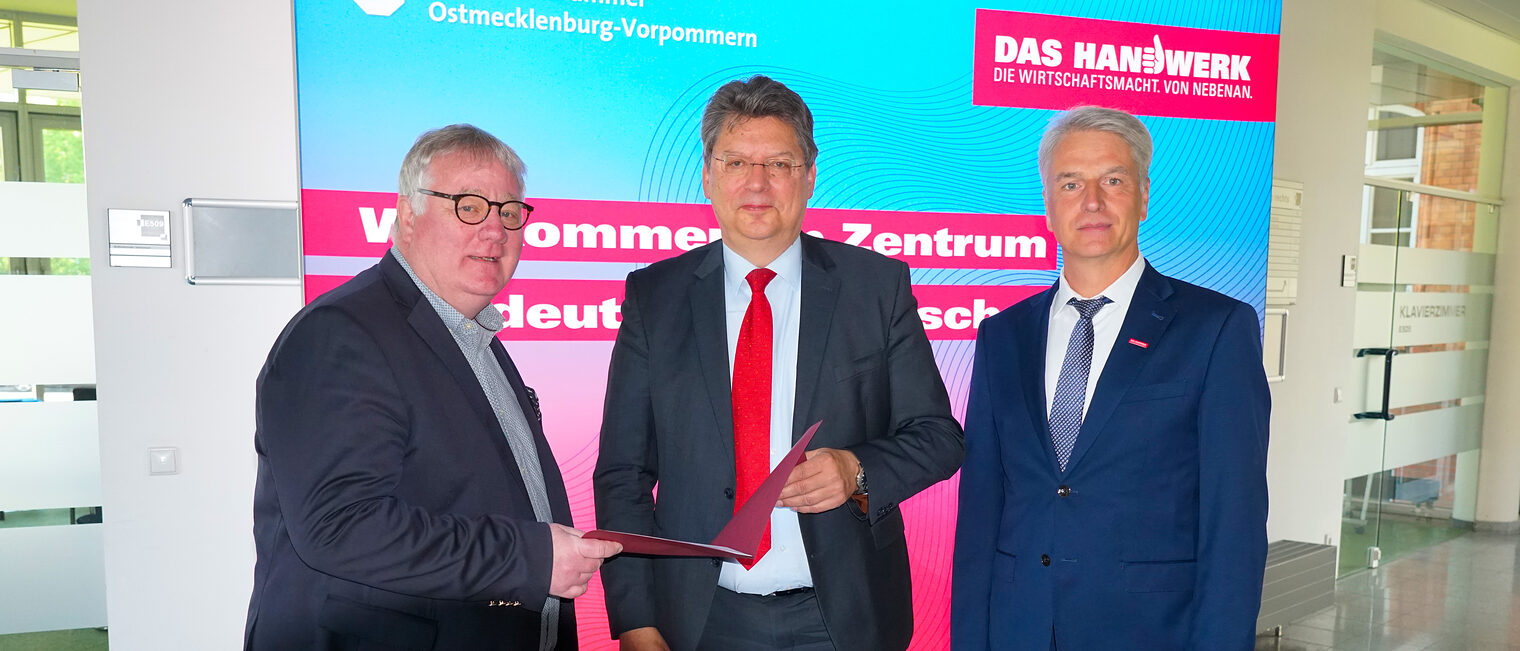 v.l.: Axel Hochschild (Präsident der HWK OM-V), Reinhard Meyer (Minister für Wirtschaft, Infrastruktur, Tourismus und Arbeit M-V), Jens-Uwe Hopf (Hauptgeschäftsführer HWK OM-V) v.l.: Axel Hochschild (Präsident der HWK OM-V), Reinhard Meyer (Minister für Wirtschaft, Infrastruktur, Tourismus und Arbeit M-V), Jens-Uwe Hopf (Hauptgeschäftsführer HWK OM-V)