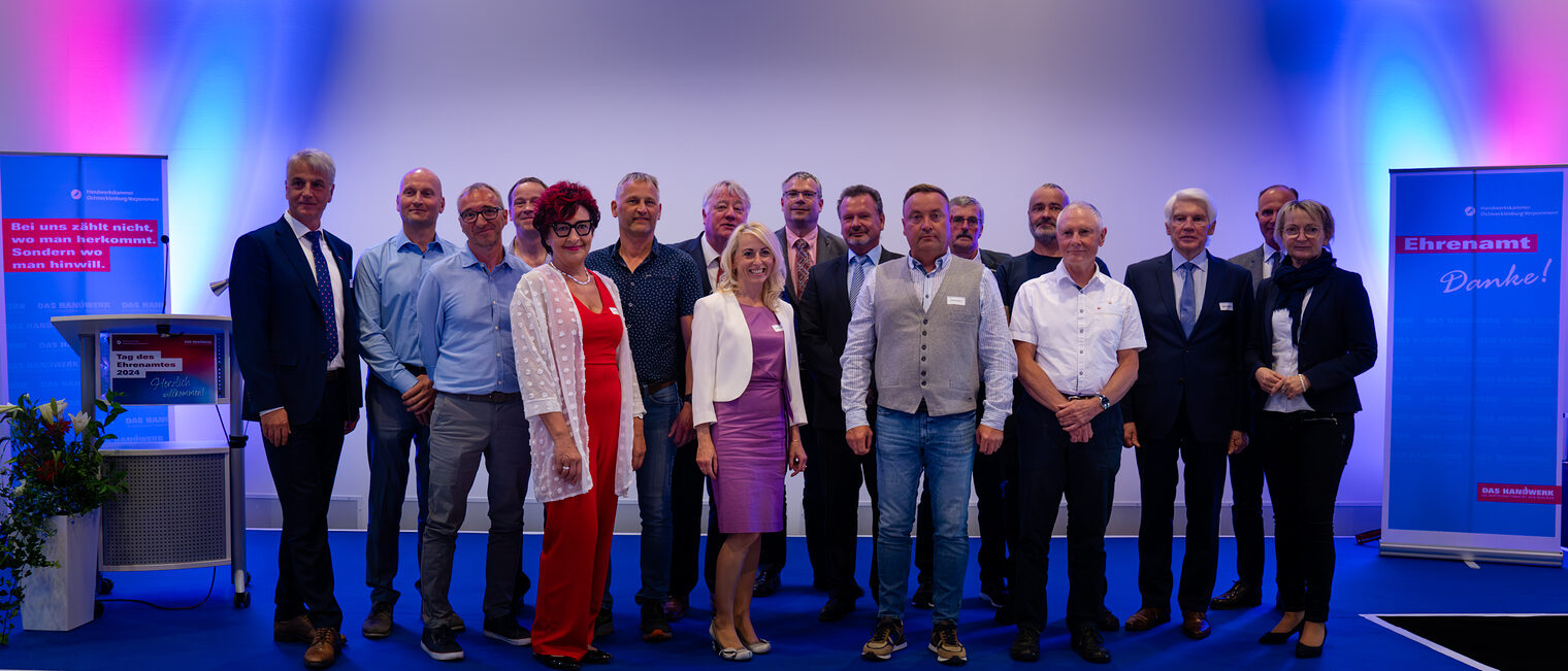 Gruppenbild mit den ausgezeichneten Ehrenamtsträgern Gruppenbild mit den ausgezeichneten Ehrenamtsträgern