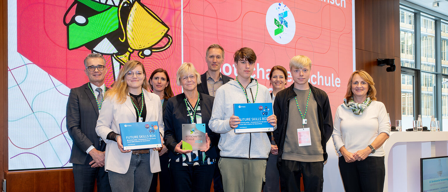 Auszeichnung der Fleesenseeschule Malchow auf der Bundeskonferenz in Berlin am 16.09.2024 Auszeichnung der Fleesenseeschule Malchow auf der Bundeskonferenz in Berlin am 16.09.2024
