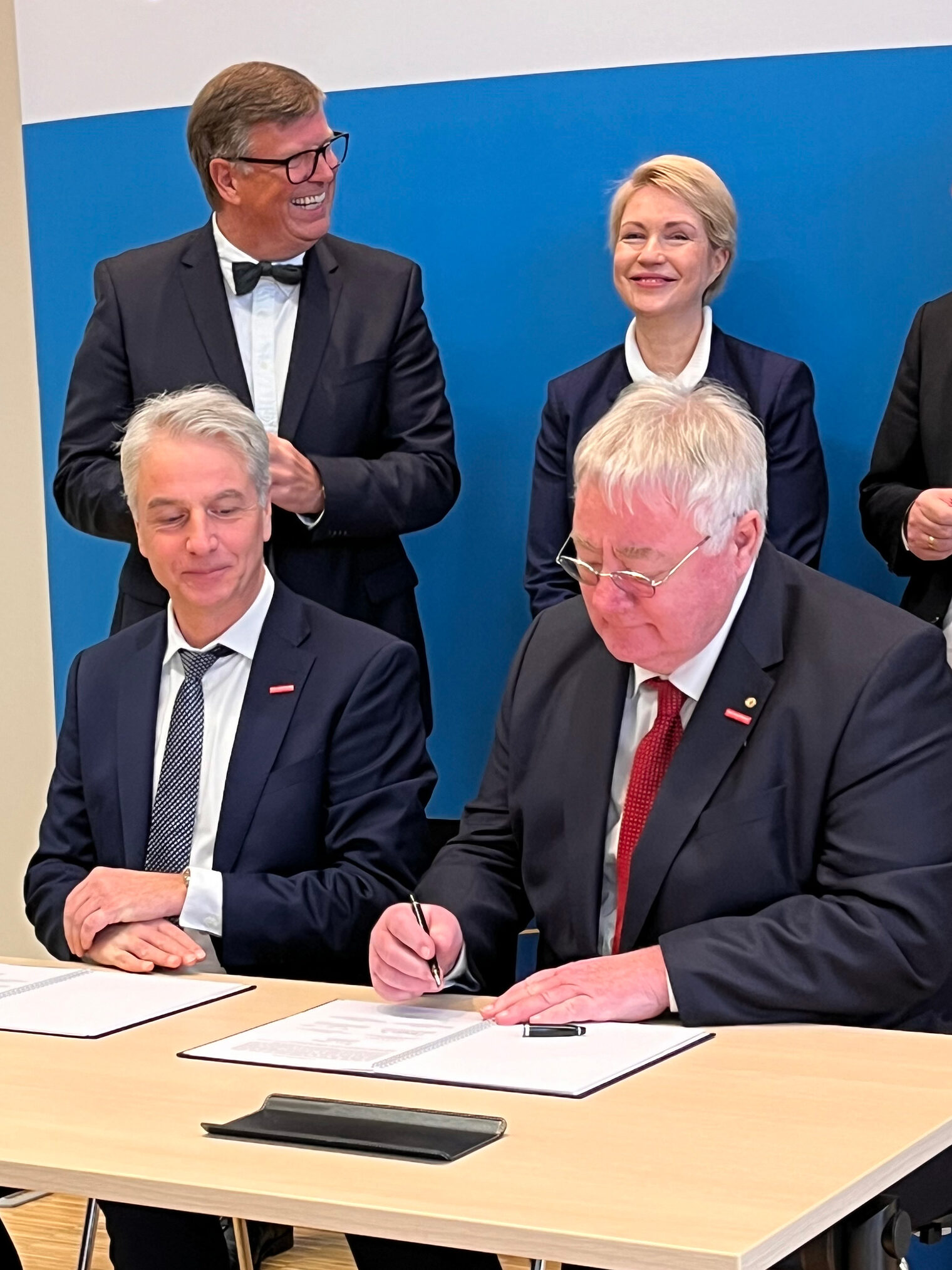 Hauptgeschäftsführer Jens-Uwe Hopf und Präsident Axel Hochschild der HWK OM-V (dahinter: Präsident der IHK zu Rostock Klaus-Jürgen Strupp und Ministerpräsidentin Manuela Schwesig)
