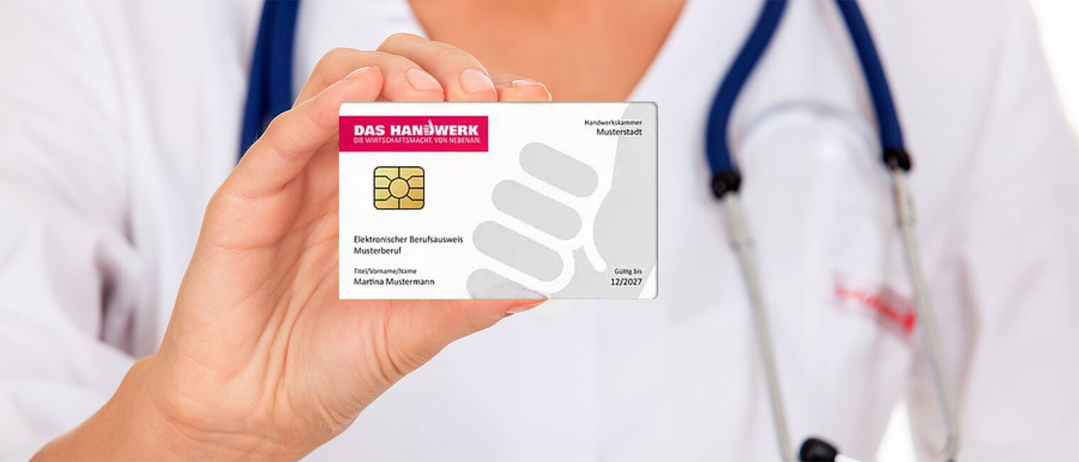 Frau aus dem Gesundheitsbereich hält elektronischen Berufsausweis in der Hand