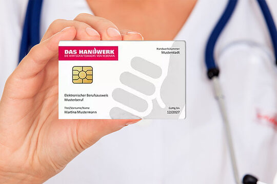 Frau aus dem Gesundheitsbereich hält elektronischen Berufsausweis in der Hand