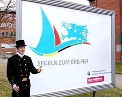 Die HWK OMV unterstützt die Bewerbung als olympischer Austragungsort der Segelwettbewerbe. Hier mit Schornsteinfeger Martin Gerecke.